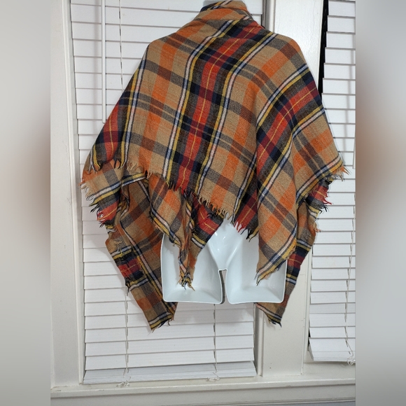 Plaid blanket scarf EUC OS - Picture 3 of 6